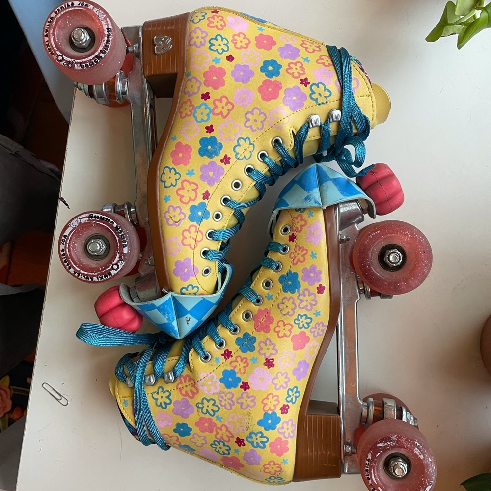 SOLD: Moxi beach bunny roller skates size 7